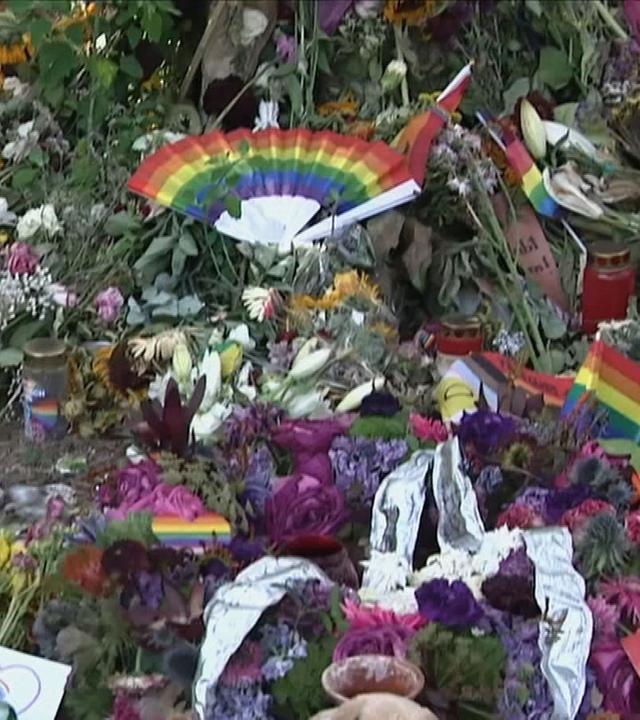 Trauerstelle vom Anschlag auf den CSD Berlin mit vielen Blumen und Regenbögen.