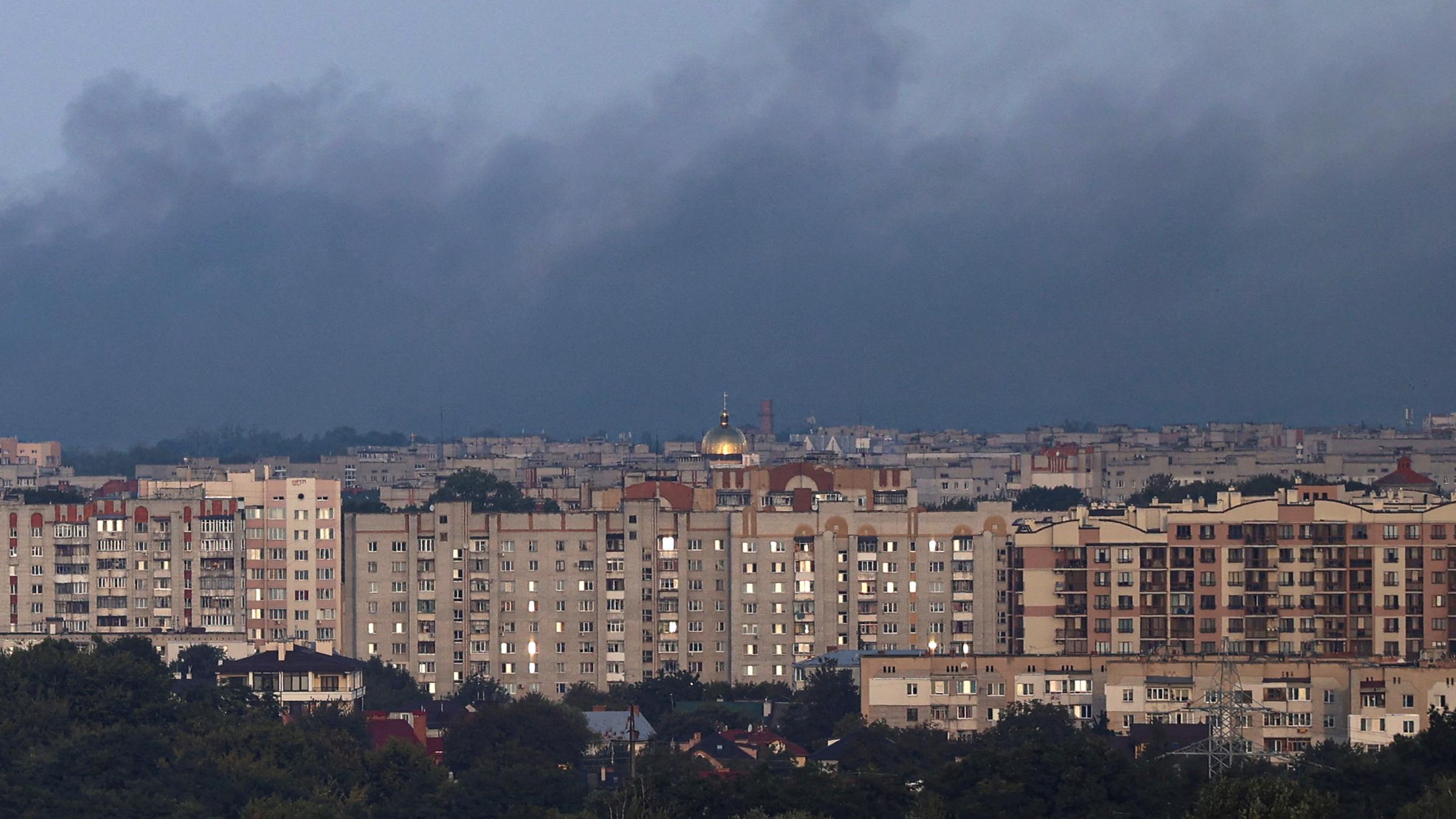 Rauch steigt über Wohnhäusern nach einem russischen Drohnenangriff in der Stadt Lemberg (Lwiw), aufgenomen am 19.09.2023