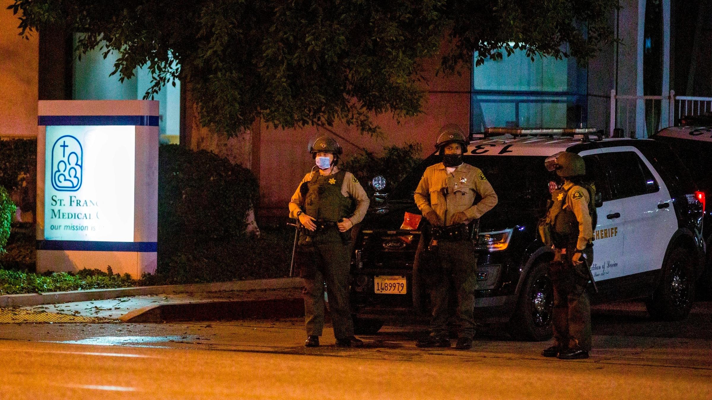 Polizisten bewachen den Eingang des ST. Francis Krankenhauses, wo zwei angeschossene Polizisten behandelt werden. 