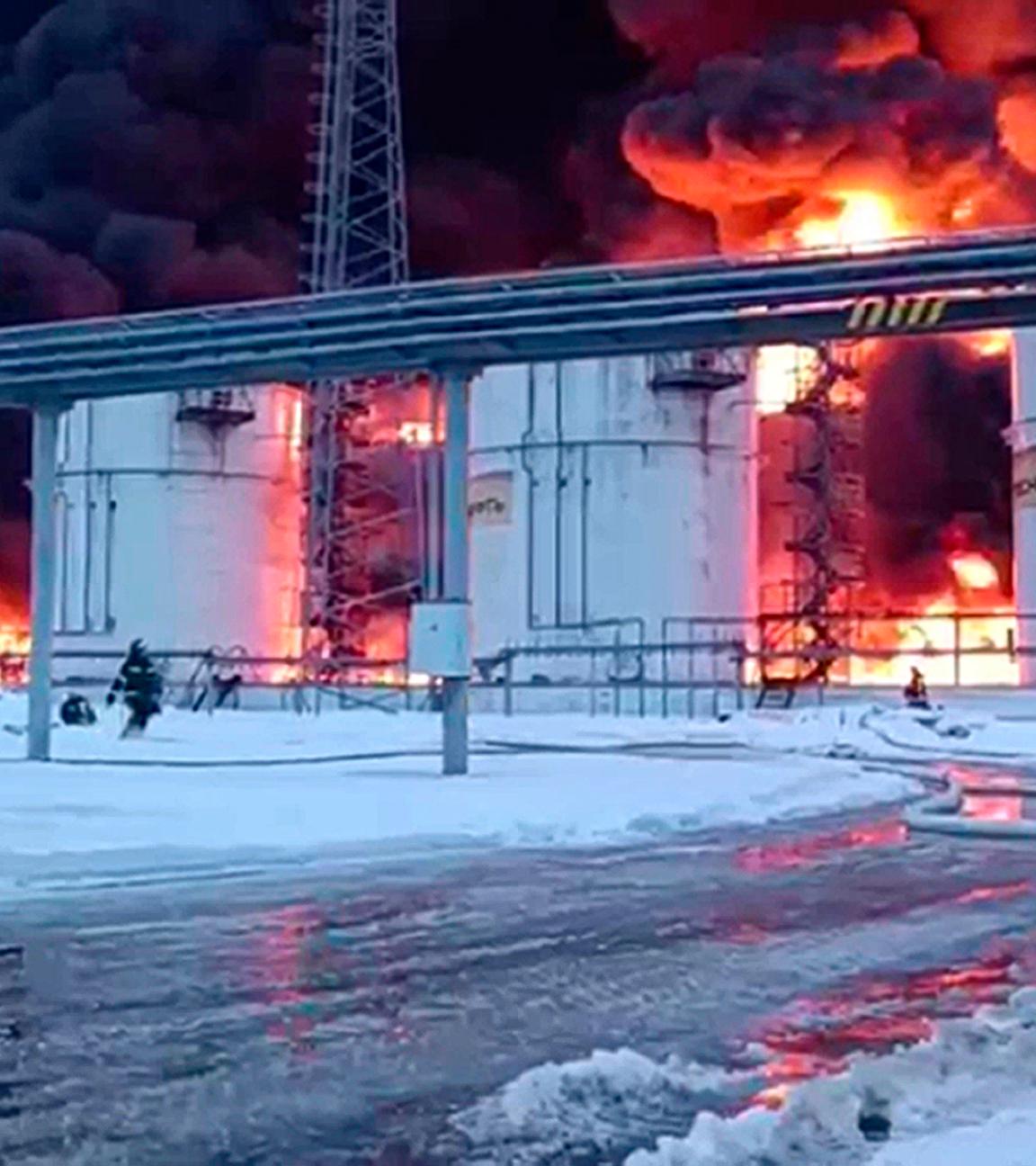 Auf diesem Videostandbild, das der Gouverneur der Region Brjansk, Alexander Bogomaz, auf seinem Telegrammkanal AV BogomaZ veröffentlicht hat, arbeiten Mitarbeiter des russischen Katastrophenschutzministeriums am Rande eines Feuers in Öllagern.