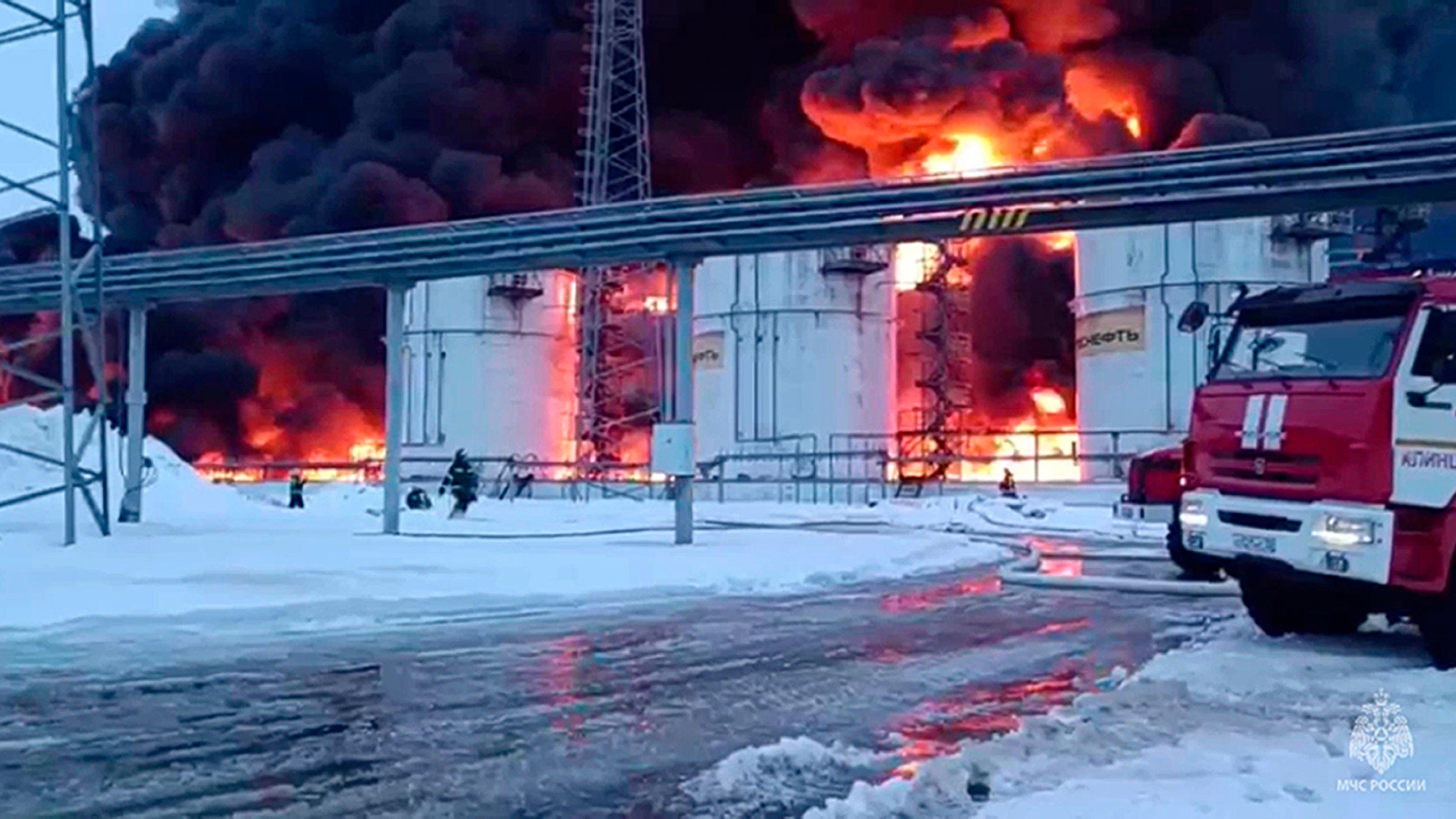 Auf diesem Videostandbild, das der Gouverneur der Region Brjansk, Alexander Bogomaz, auf seinem Telegrammkanal AV BogomaZ veröffentlicht hat, arbeiten Mitarbeiter des russischen Katastrophenschutzministeriums am Rande eines Feuers in Öllagern.