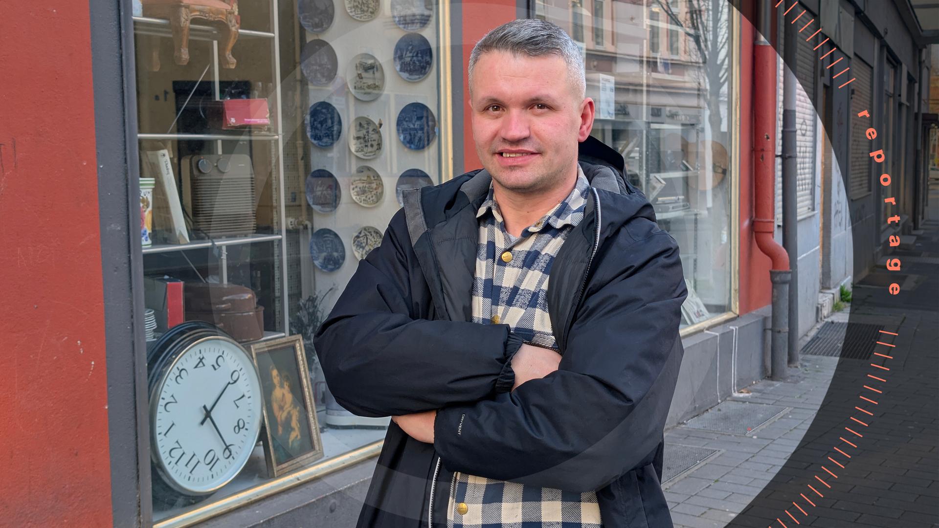 Flamur Sahiti steht vor seinem Second-Hand-Geschäft.