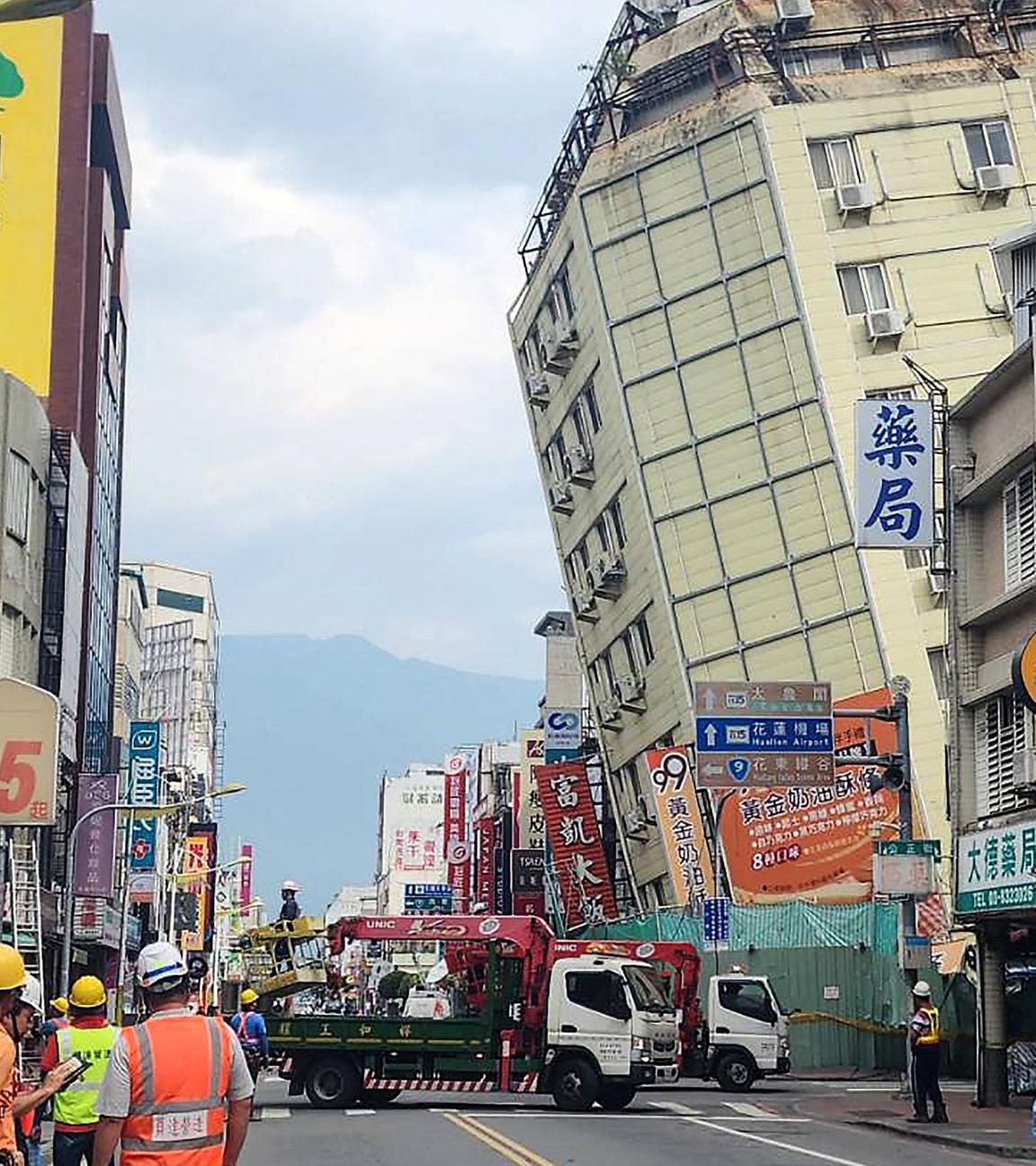 Full-Hotel-Gebäude in Hualien, das zuvor beim Erdbeben vom 3. April beschädigt worden war und nach einer Reihe von Nachbeben über Nacht weiter zur Seite kippt, aufgenommen am 23.04.2024