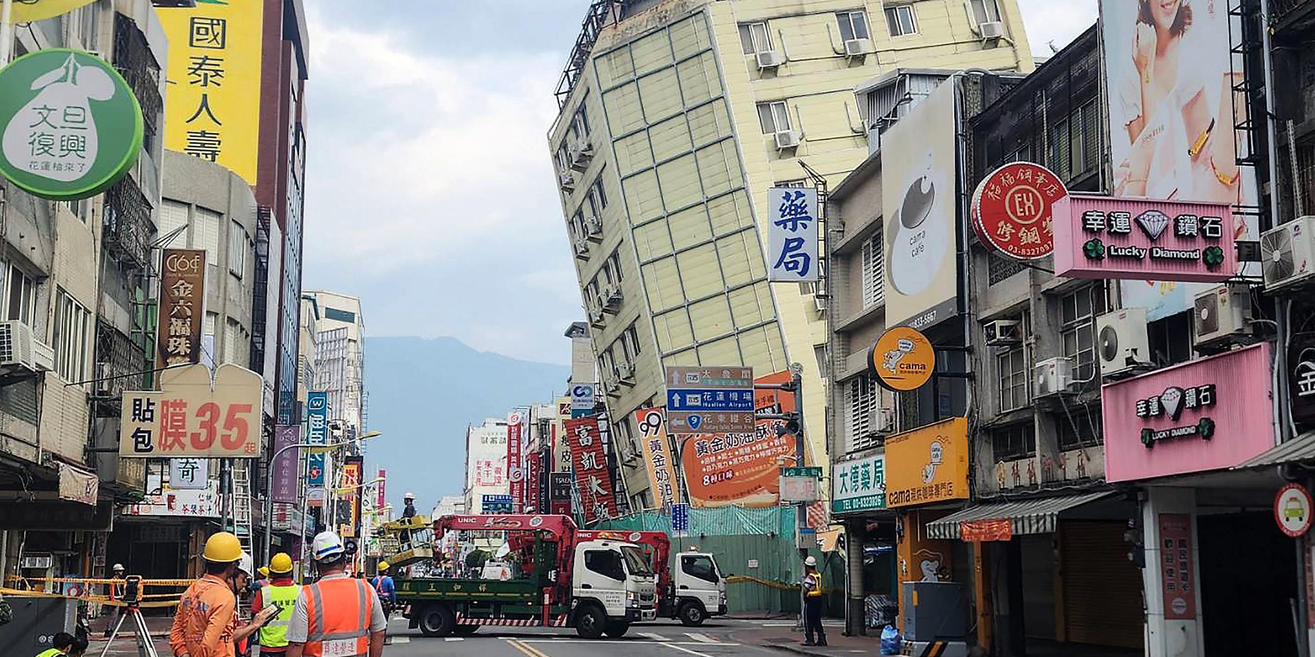 Full-Hotel-Gebäude in Hualien, das zuvor beim Erdbeben vom 3. April beschädigt worden war und nach einer Reihe von Nachbeben über Nacht weiter zur Seite kippt, aufgenommen am 23.04.2024