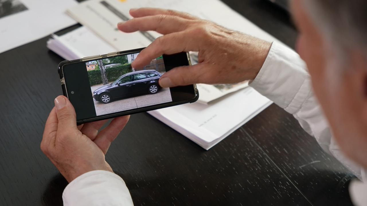 Kläger zeigt Diesel-Pkw auf seinem Handy