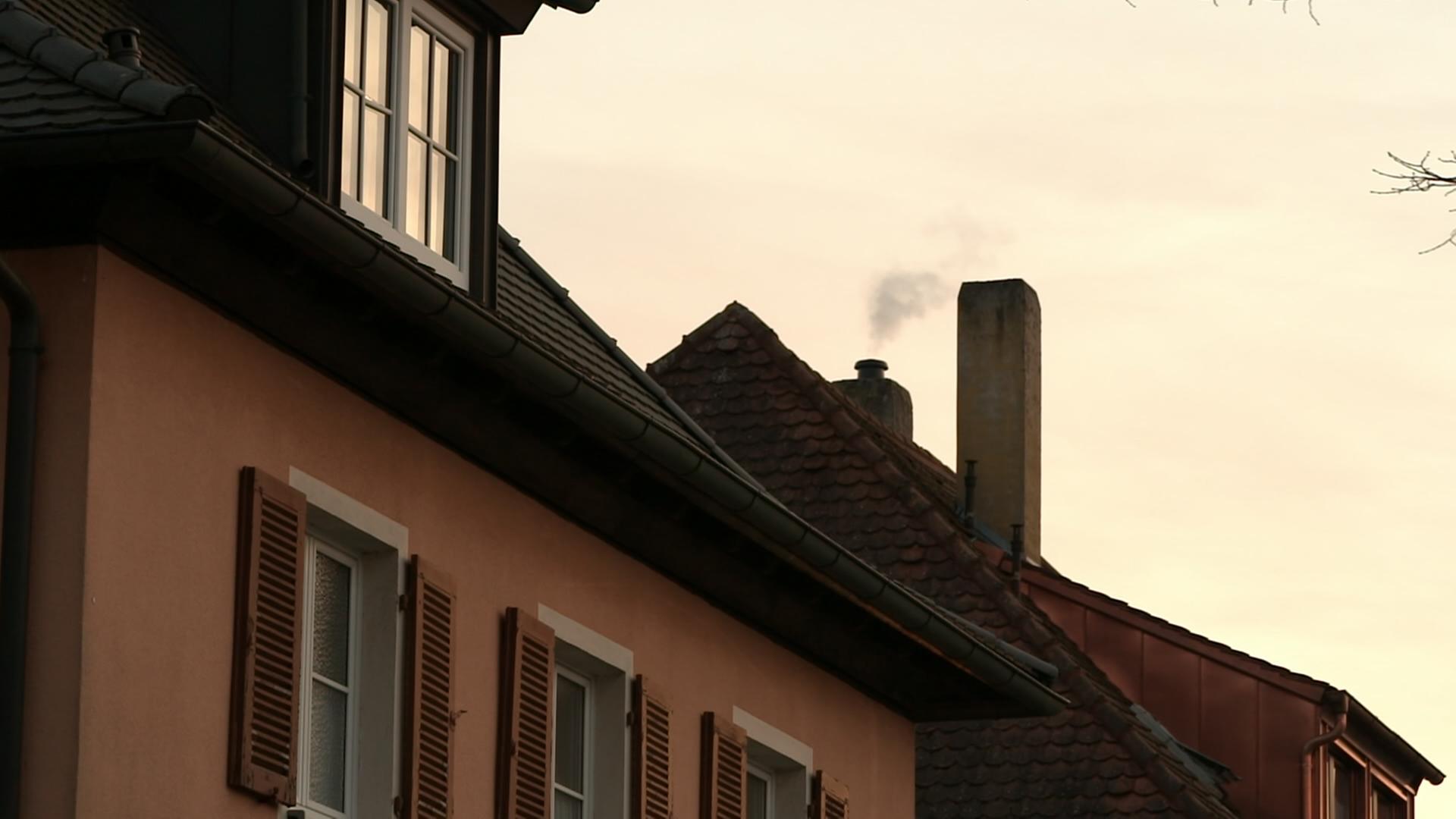 Rauchender Schornstein eines Wohnhauses