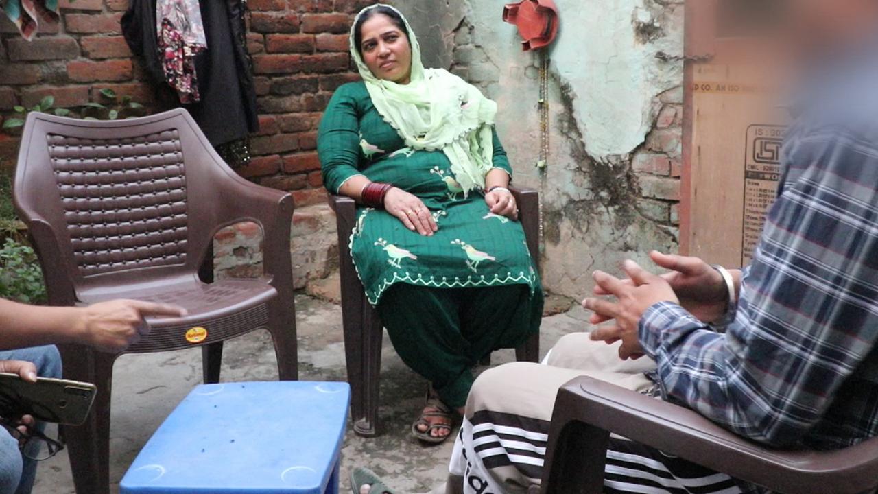 Indischer Söldner in Gesprächssituation mit indischer Frau im Freien