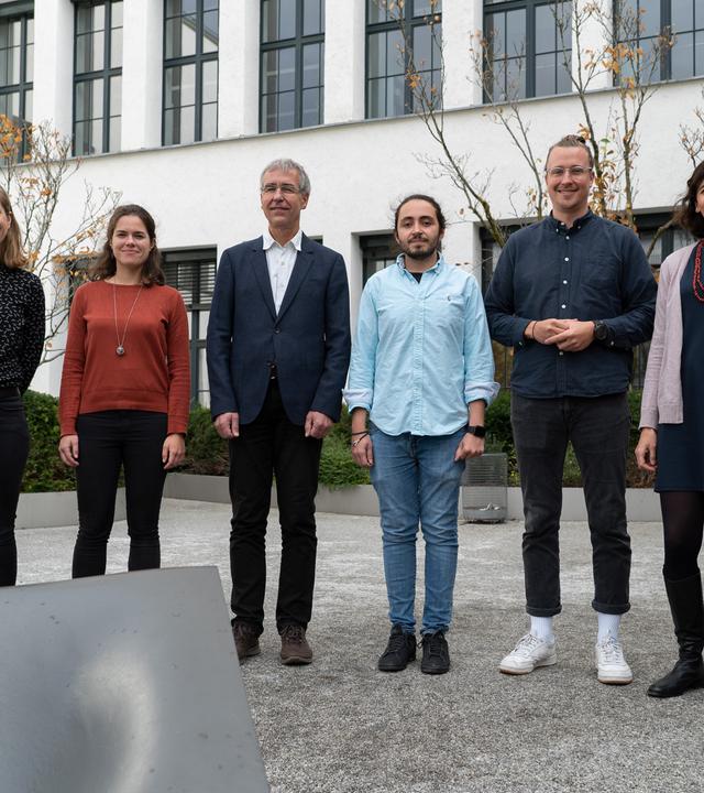 Personenaufstellung für Pressefoto