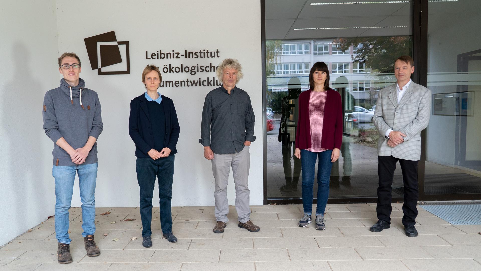 Personenaufstellung für Pressefoto