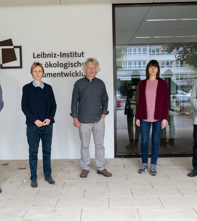 Personenaufstellung für Pressefoto