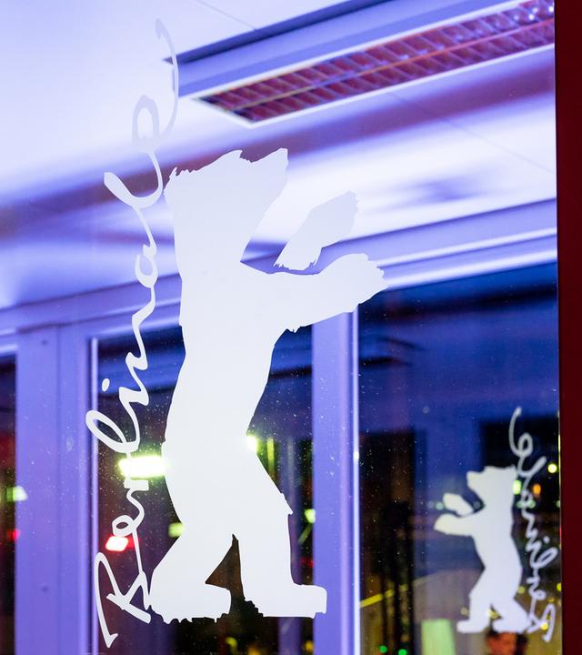 Typical Berlinale: Berlinale-Bär-Gravur in Tür