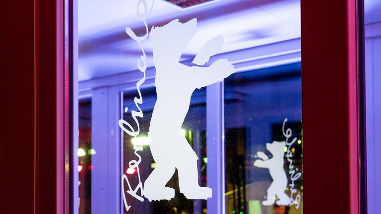 Typical Berlinale: Berlinale-Bär-Gravur in Tür