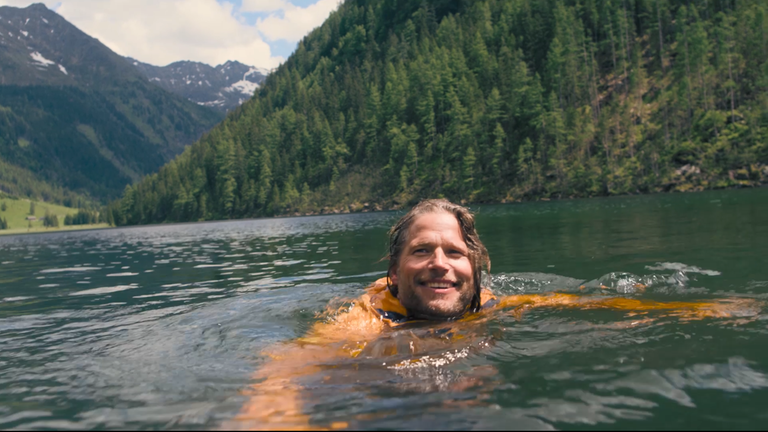 Green Production Bergretter badet im See