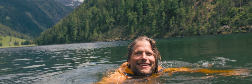 Green Production Bergretter badet im See