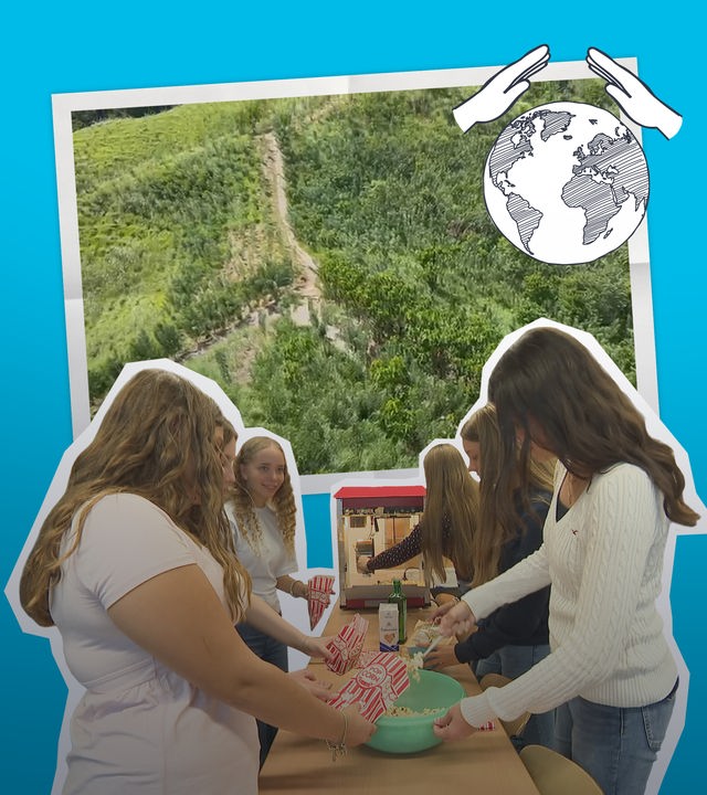 Kinder verkaufen Popcorn mit Popcornmaschine, Regenwald