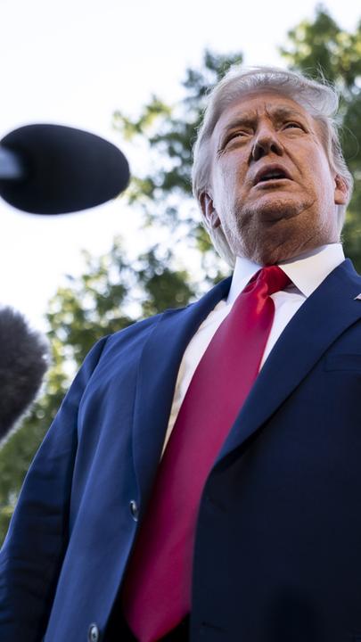 Donald Trump vor dem Weißen Haus. 