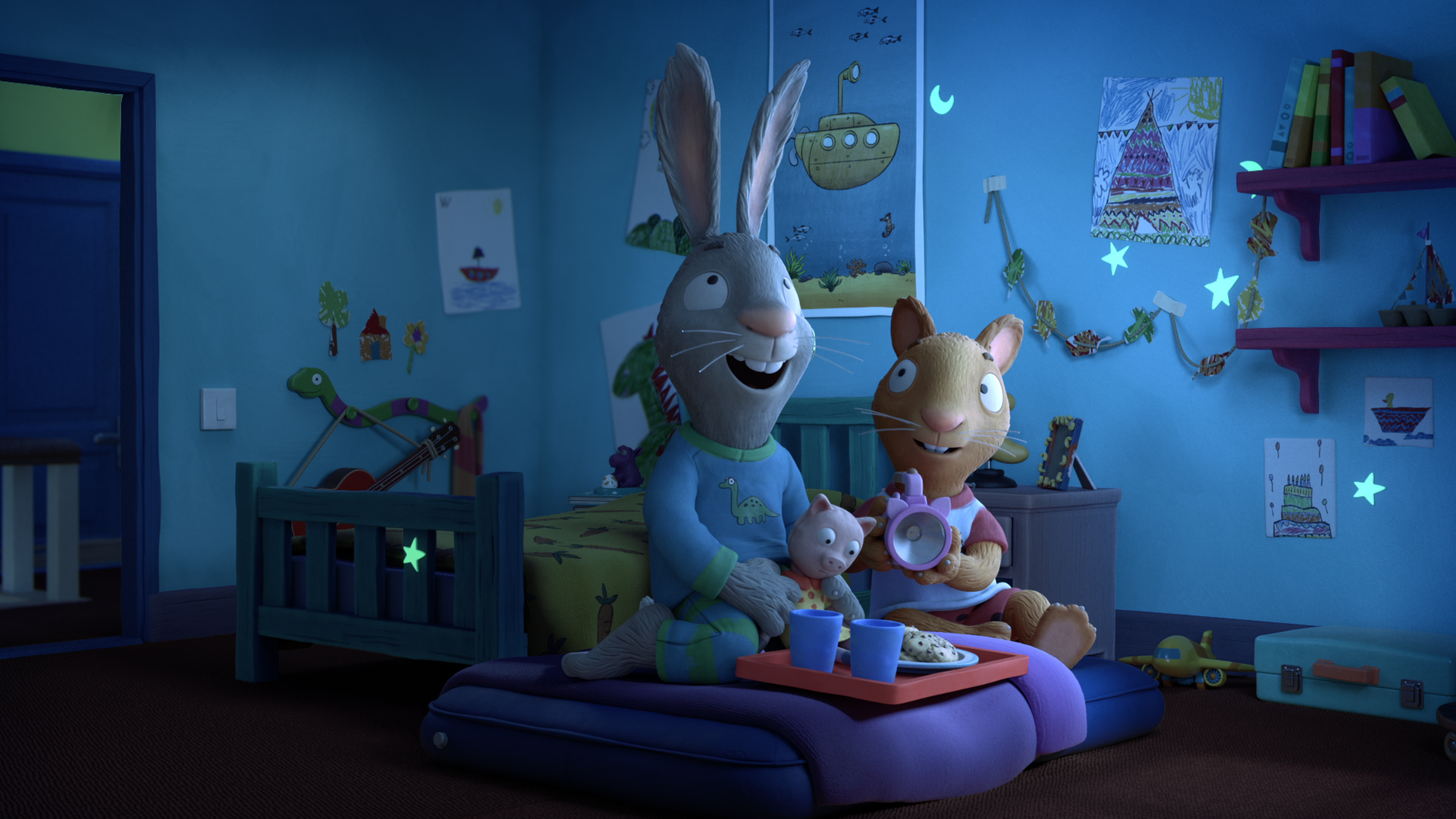 In Posys Kinderzimmer: Es ist dunkel, nur ein paar Sterne an der Wand und am Bett leuchten. Pip, das Kaninchen, kniet auf einer Matratze, die neben dem Bett liegt. Direkt neben ihm sitzt seine Freundin Posy, die Maus. Pip schaut mit erfreutem Blick nach oben. In seinen Armen hält er sein Kuscheltier Schweinchen. Vor ihm steht ein Tablett mit zwei Bechern und einem Teller Kekse. Posy schaut lächelnd zu Pip. Sie hält eine Lampe in ihren Händen. Im Hintergrund sind Kinderzimmerutensilien zu sehen.