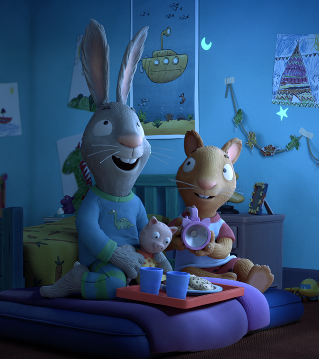 In Posys Kinderzimmer: Es ist dunkel, nur ein paar Sterne an der Wand und am Bett leuchten. Pip, das Kaninchen, kniet auf einer Matratze, die neben dem Bett liegt. Direkt neben ihm sitzt seine Freundin Posy, die Maus. Pip schaut mit erfreutem Blick nach oben. In seinen Armen hält er sein Kuscheltier Schweinchen. Vor ihm steht ein Tablett mit zwei Bechern und einem Teller Kekse. Posy schaut lächelnd zu Pip. Sie hält eine Lampe in ihren Händen. Im Hintergrund sind Kinderzimmerutensilien zu sehen.