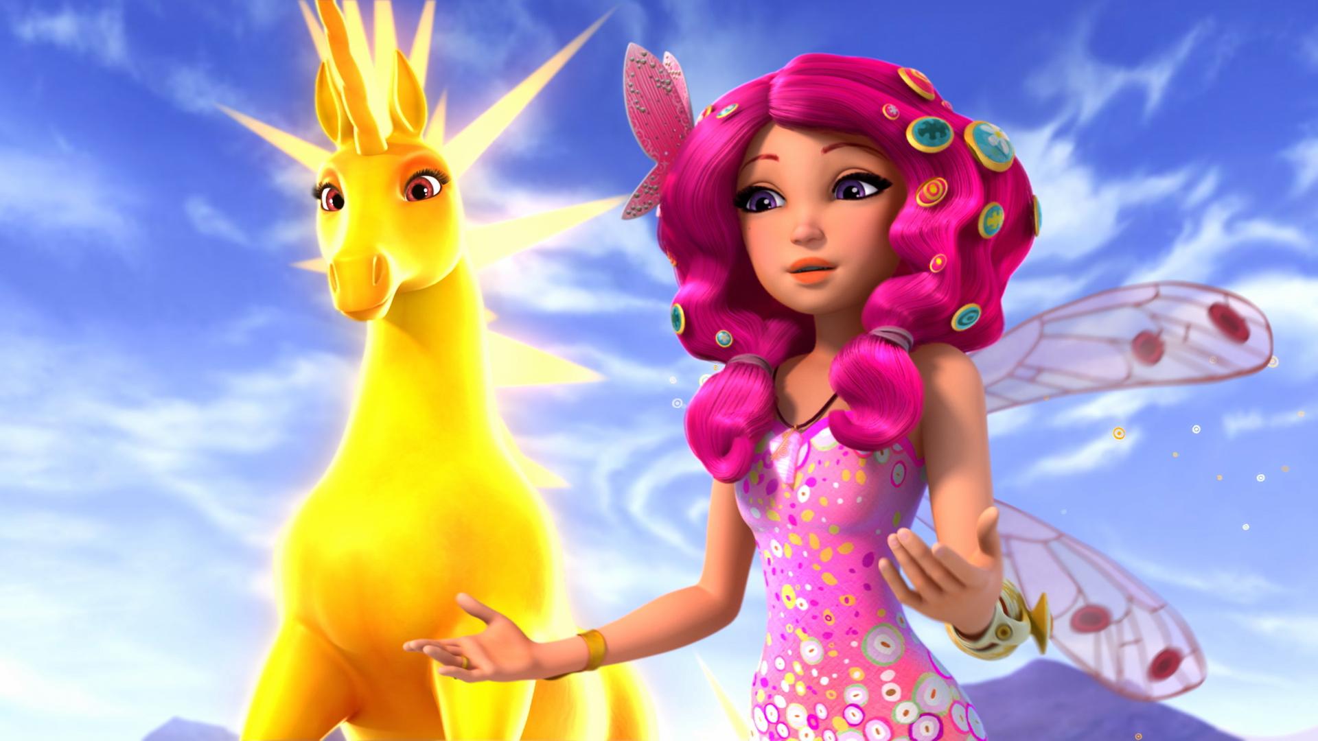 Mia steht mit dem hellgelben Sonnen-Einhorn vor einem blauem Himmel.