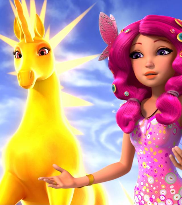 Mia steht mit dem hellgelben Sonnen-Einhorn vor einem blauem Himmel.