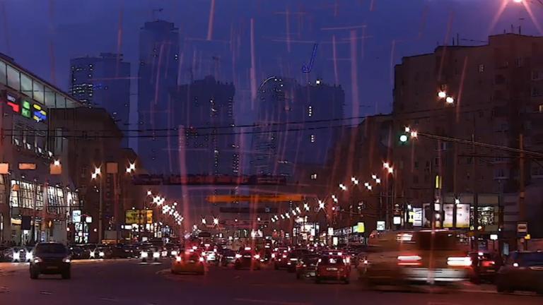 Nachtaufnahme: Autos auf Straße mit verzerrten Lichtern