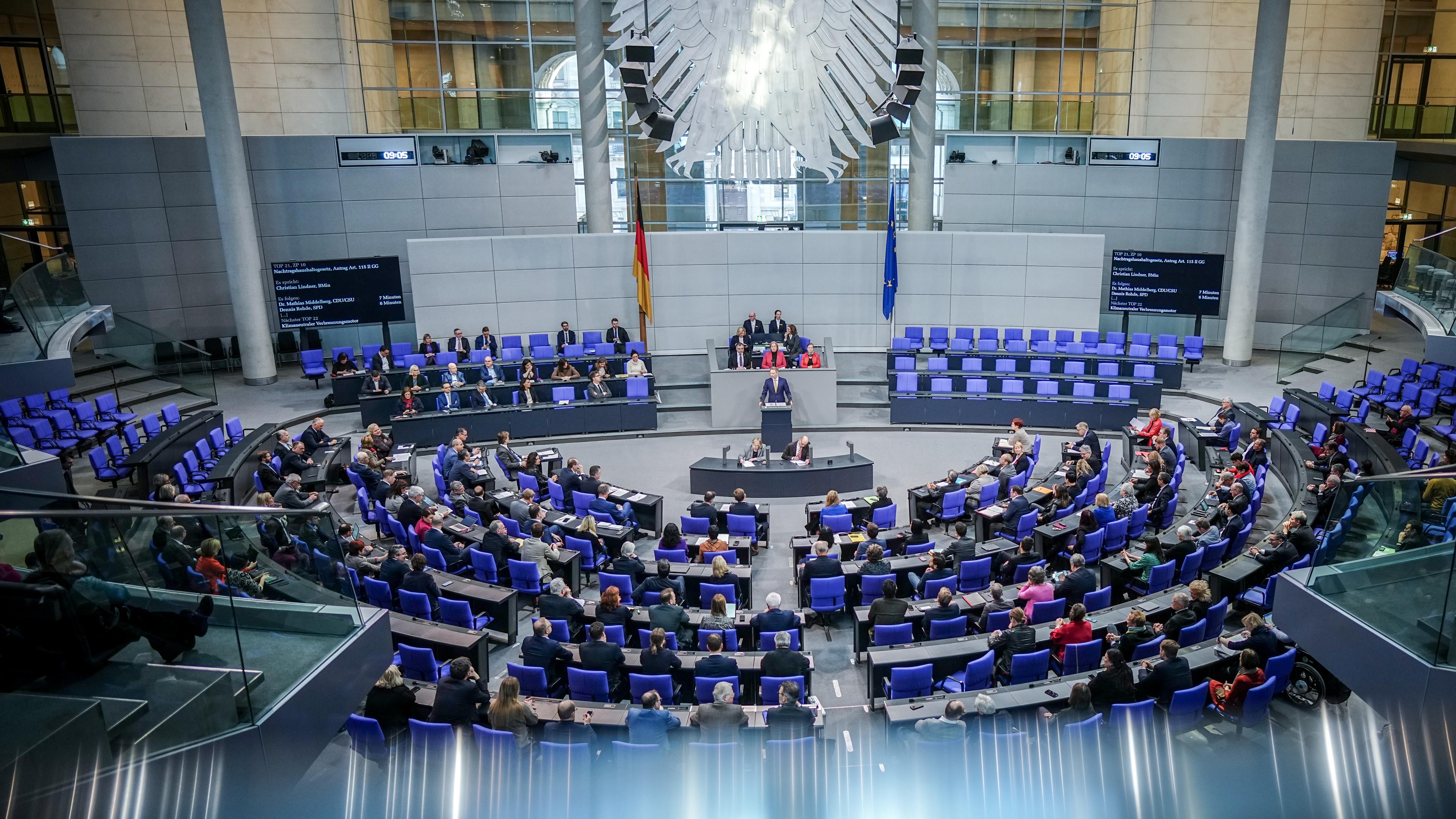 Christian Lindner (FDP), Bundesminister der Finanzen, spricht im Plenum des Bundestages.