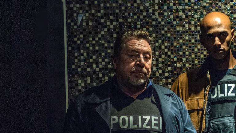 Erichsen (Armin Rhode), Elias (Tedros Teclebrhan) auf der Toilette im Nachtclub.
