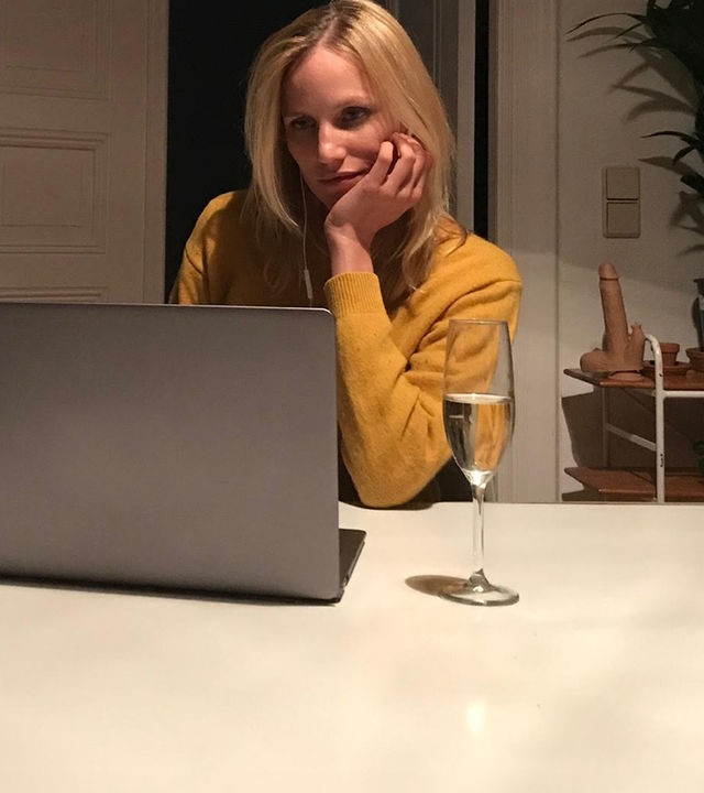 "Liebe. Jetzt! - Nachtschwärmer": Lena (Isabel Thierauch) sitzt am Tisch vor ihrem Laptop und schaut flirtend auf den Bildschirm.