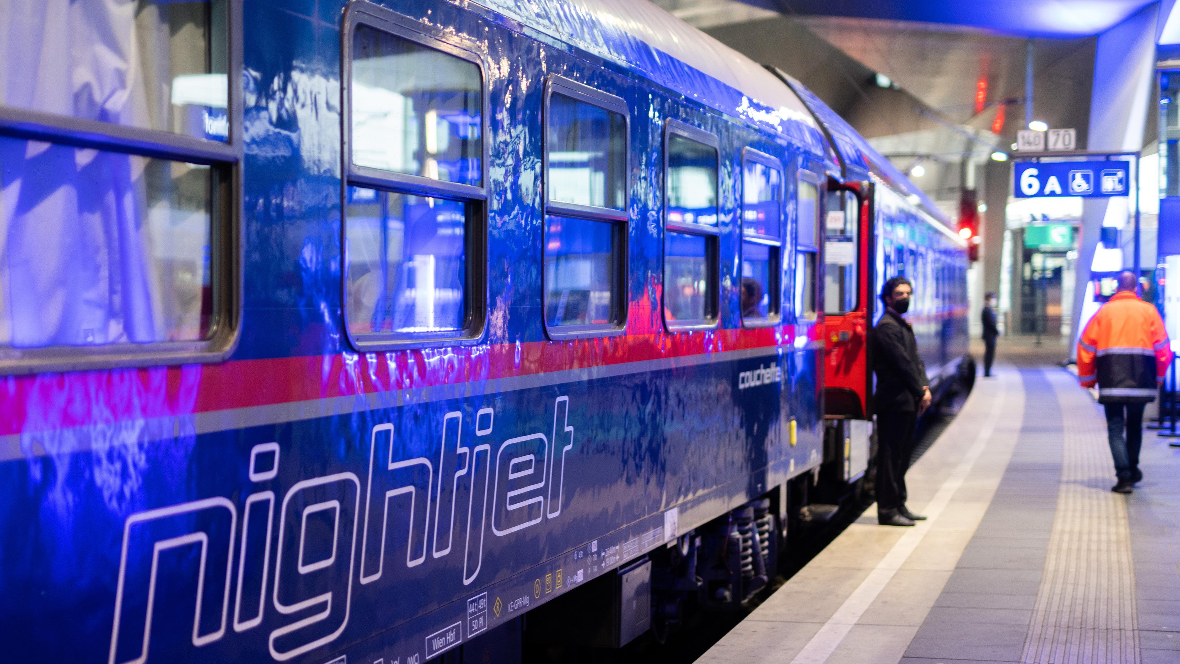 Österreich, Wien: Ein Nightjet Zug der ÖBB