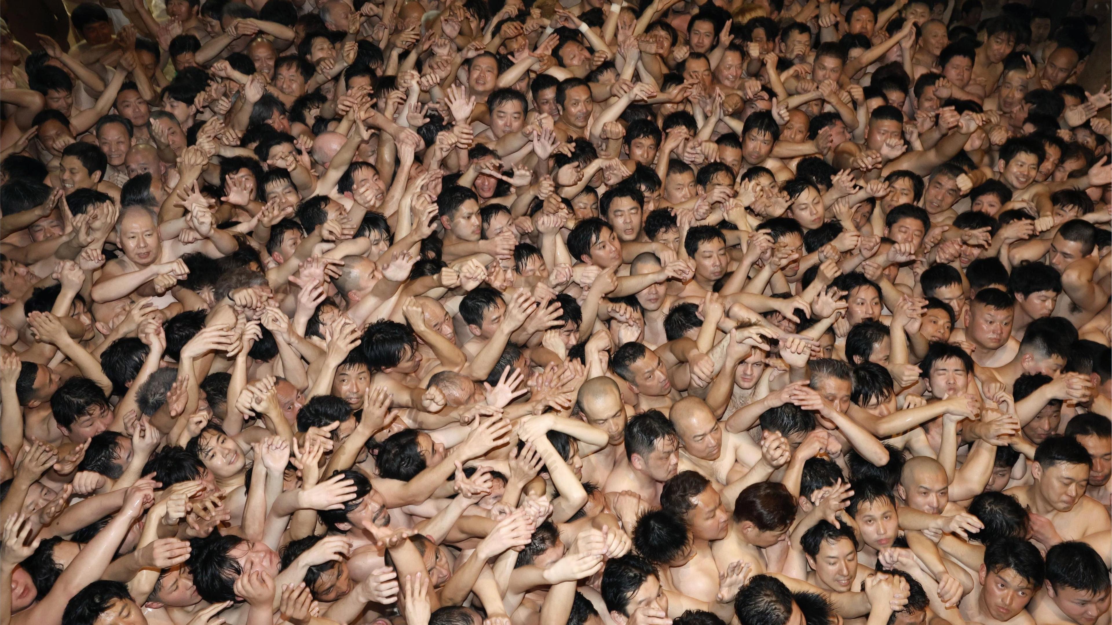 Männer, die nur mit einem Lendenschurz bekleidet sind, drängeln sich bei dem über 500 Jahre alten Saidaiji-Eyo-Festival im Saidaiji-Tempel, um einen heiligen Holzstab zu ergattern. Derjenige, der einen Stock bekommt, wird «fukuotoko» (dt. Glückspilz). Das «Naked Man Festival» am 17.02.2024 soll aufgrund des weiteren Bevölkerungsrückgangs die letzte Austragung gewesen sein.