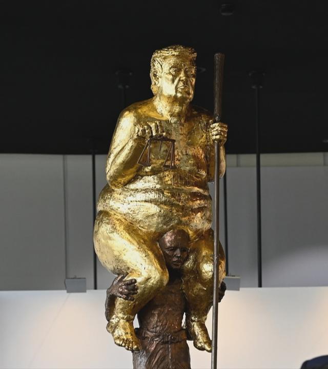 Golde Statue von nacktem Donald Trump steht im EU-Parlament