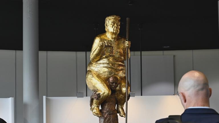 Golde Statue von nacktem Donald Trump steht im EU-Parlament