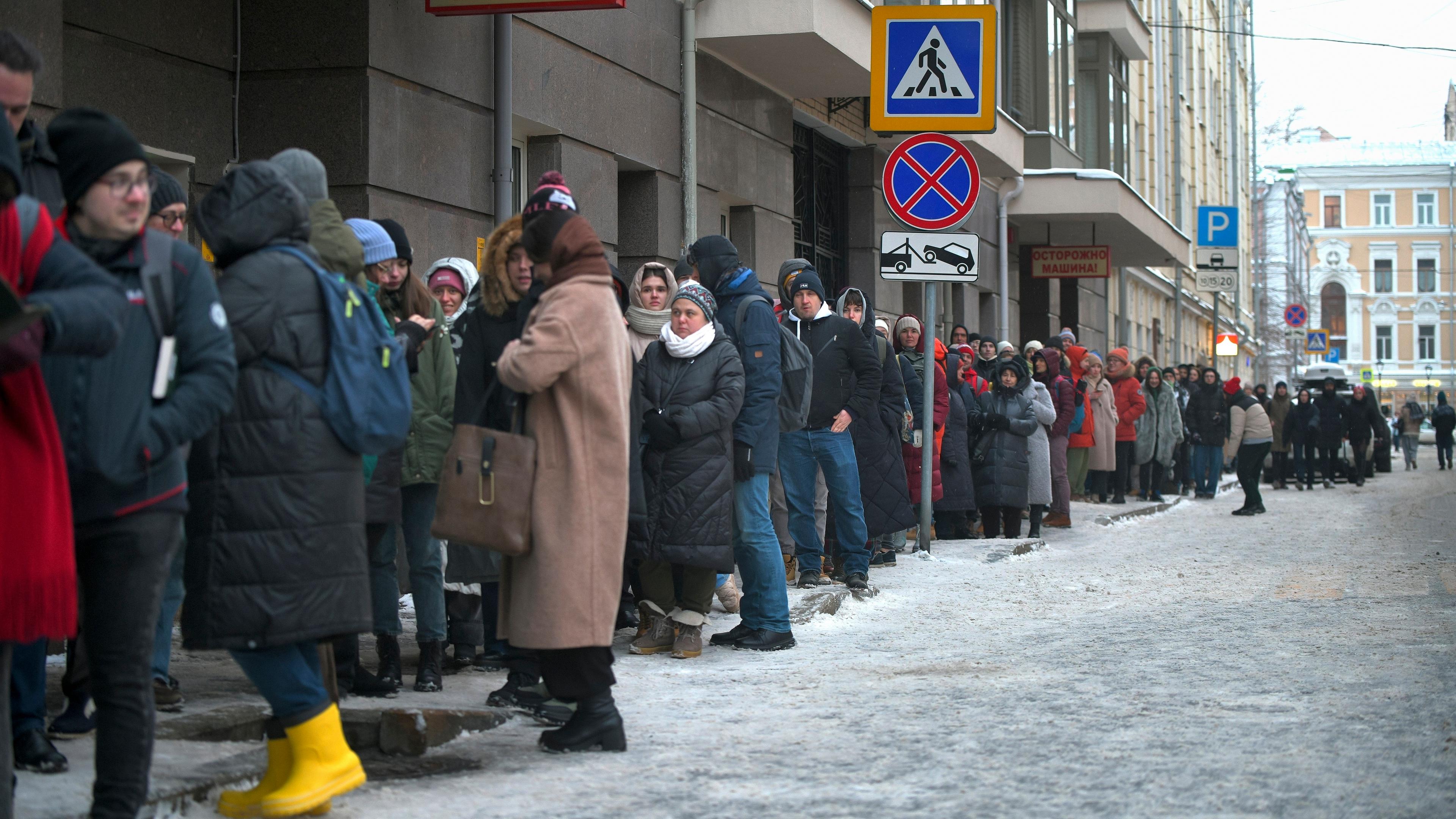 Menschen stehen Schlange, um Petitionen für die Kandidatur von Boris Nadeschdin zu unterzeichnen