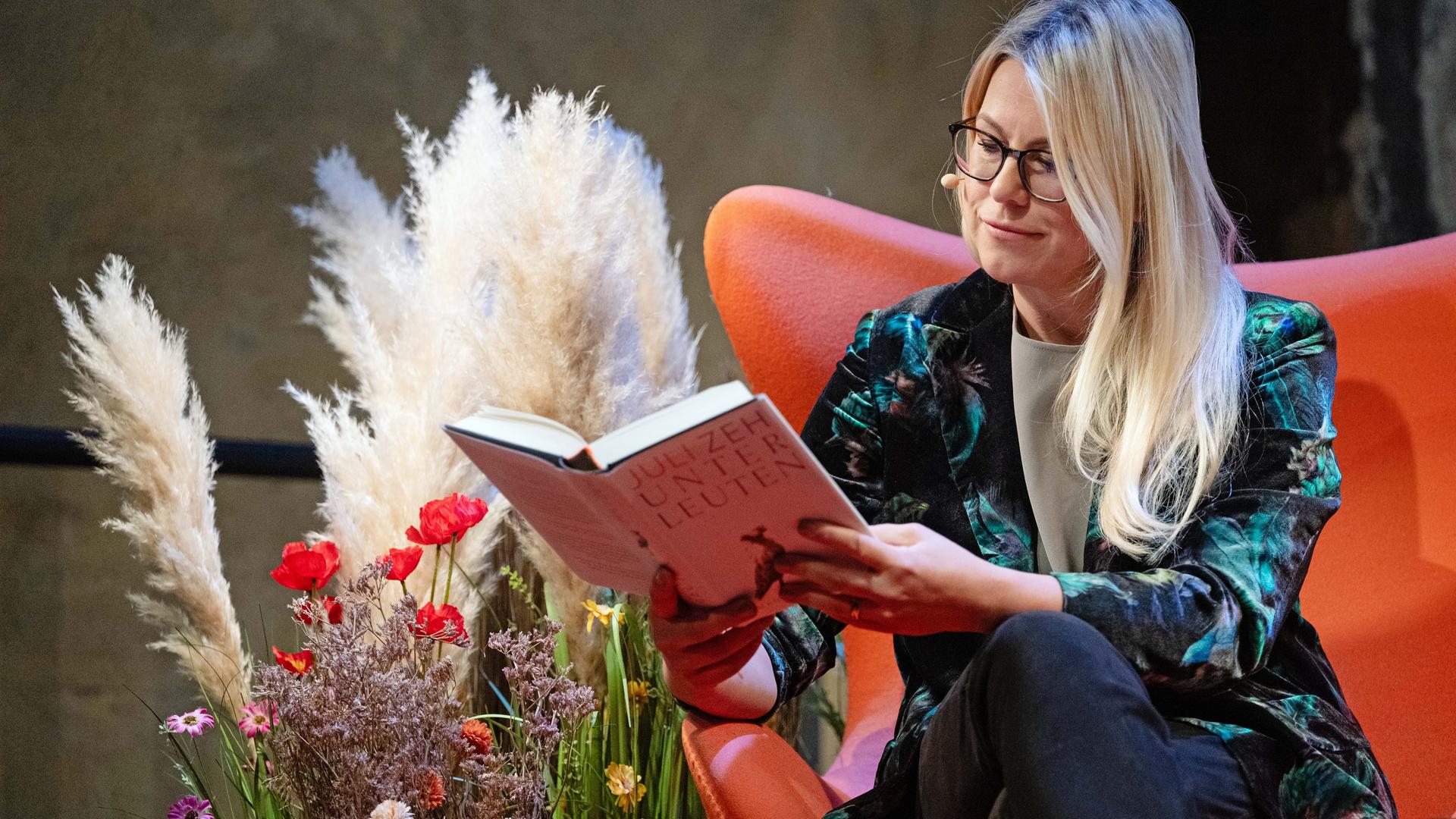 Die deutsche Fernsehmoderatorin und Schauspielerin Nadine Krüger liest aus dem Roman "Unterleuten"  - im Rahmen des ZDF-Lesemarathons in der Schaubühne Lindenfels in Leipzig