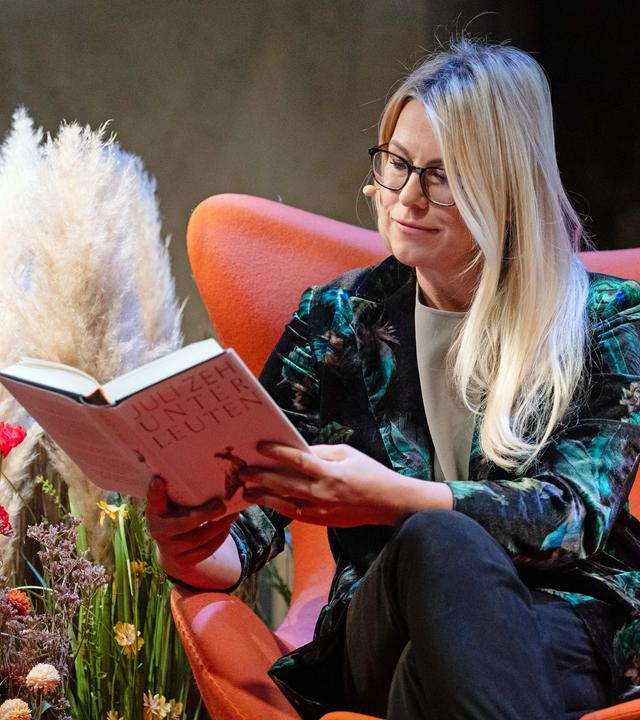 Die deutsche Fernsehmoderatorin und Schauspielerin Nadine Krüger liest aus dem Roman "Unterleuten"  - im Rahmen des ZDF-Lesemarathons in der Schaubühne Lindenfels in Leipzig