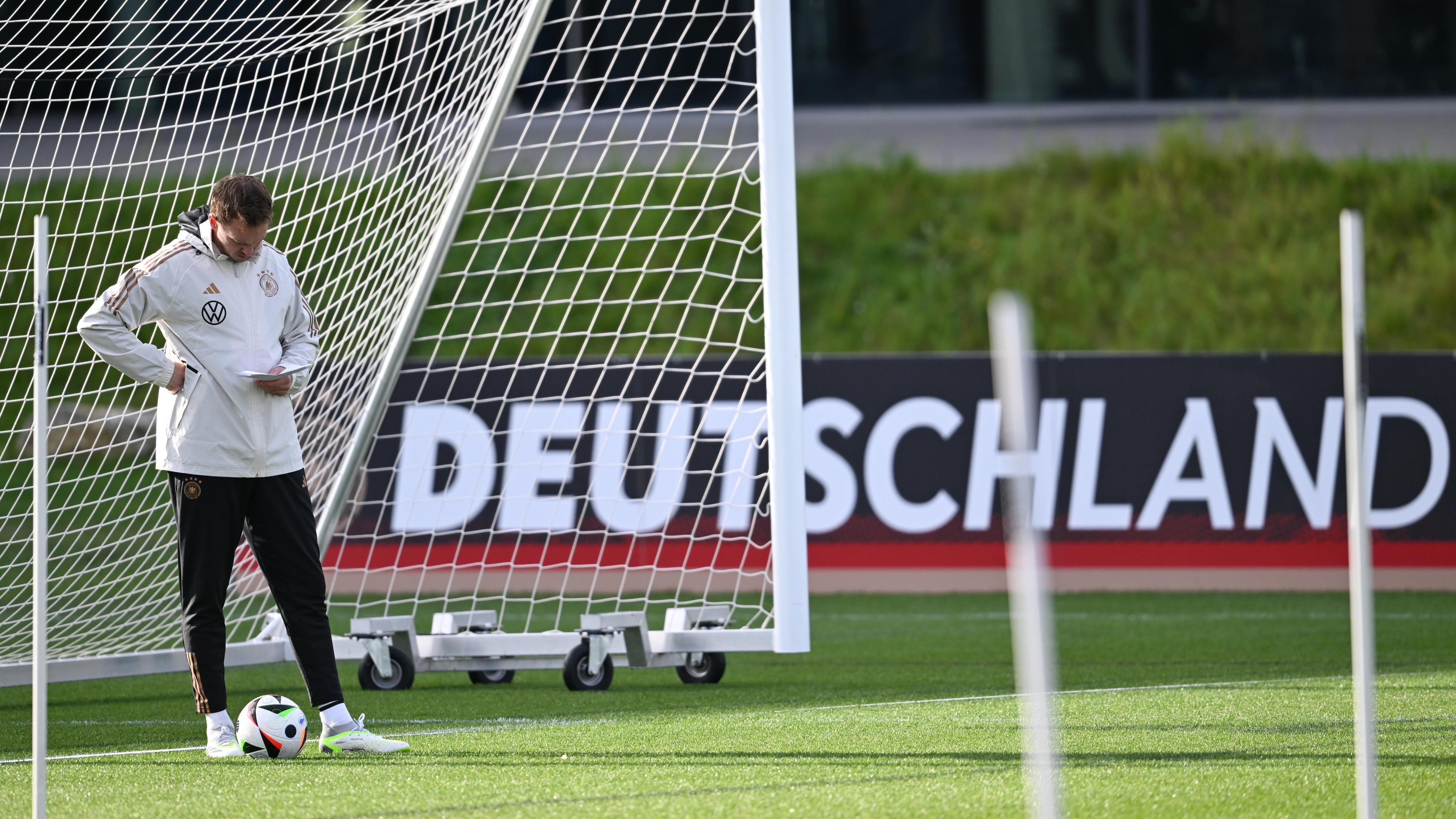 Bundestrainer Julian Nagelsmann steht beim Training der Nationalmannschaft auf dem DFB-Campus an einem Tor.