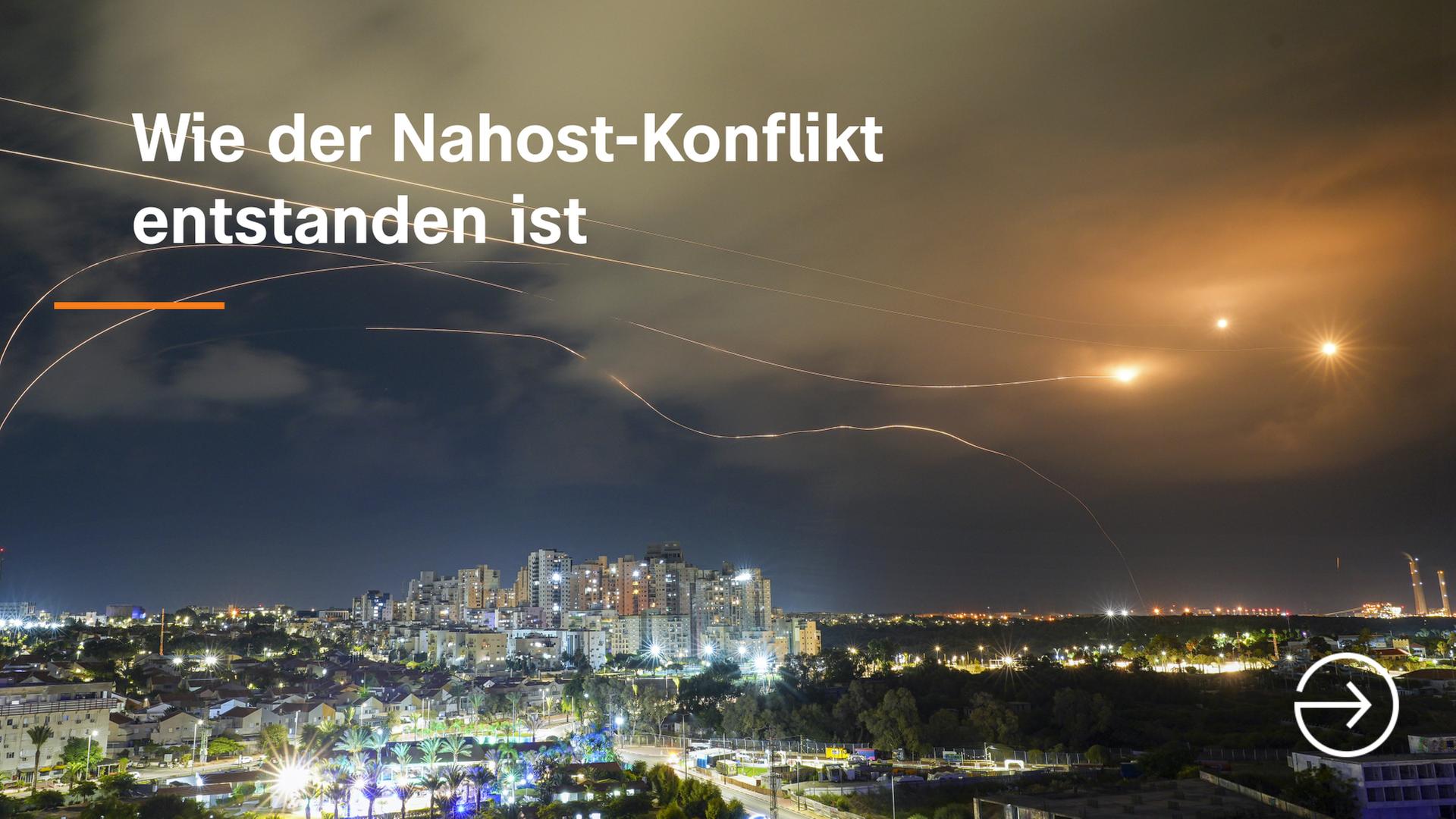 Auf dem Bild sieht man Israel bei Nacht und am Himmel Raketen aufleuchten.