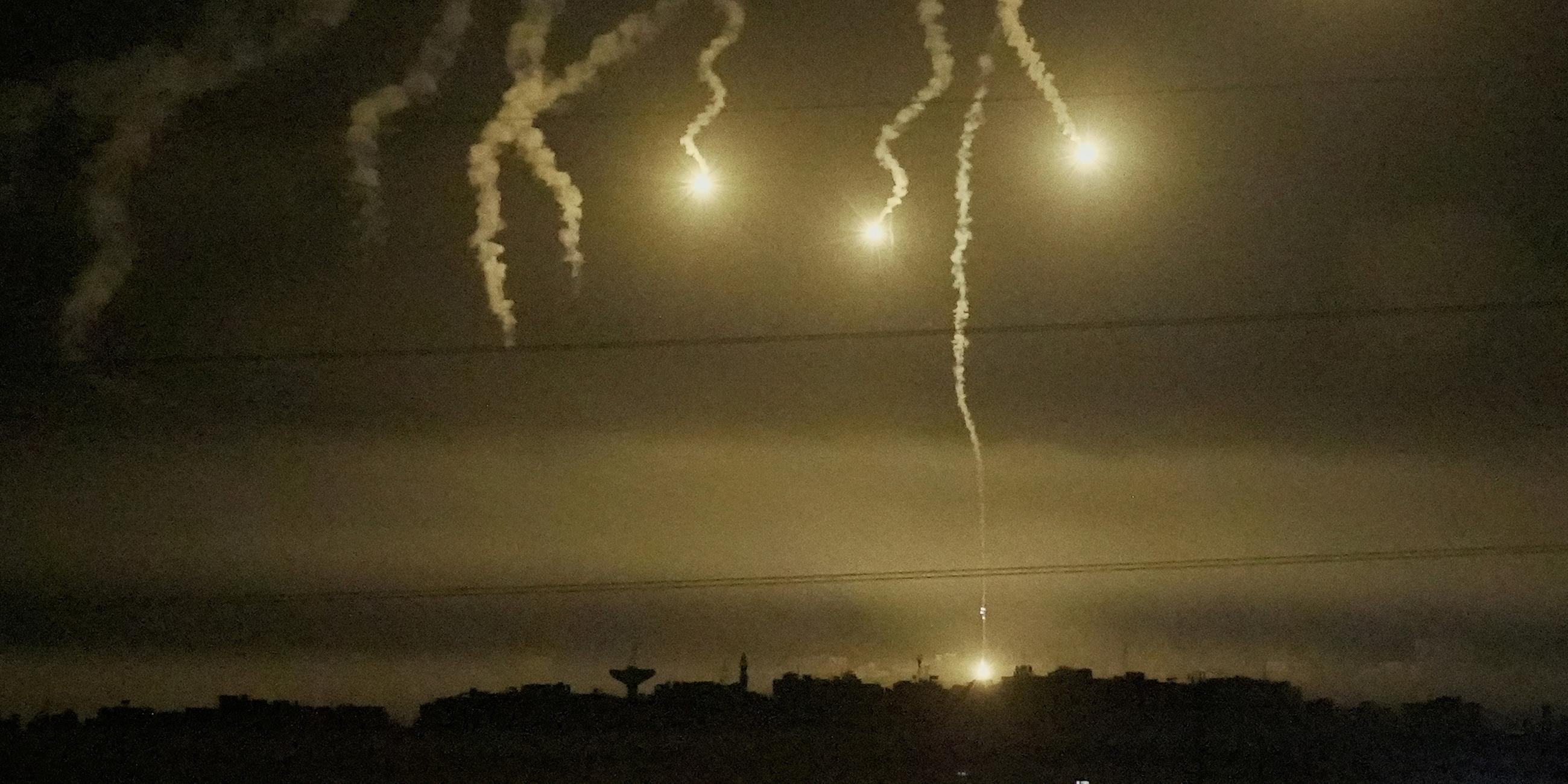 Raketen über dem Gazastreifen, vom Süden Israels aus gesehen, 31.10.2023.