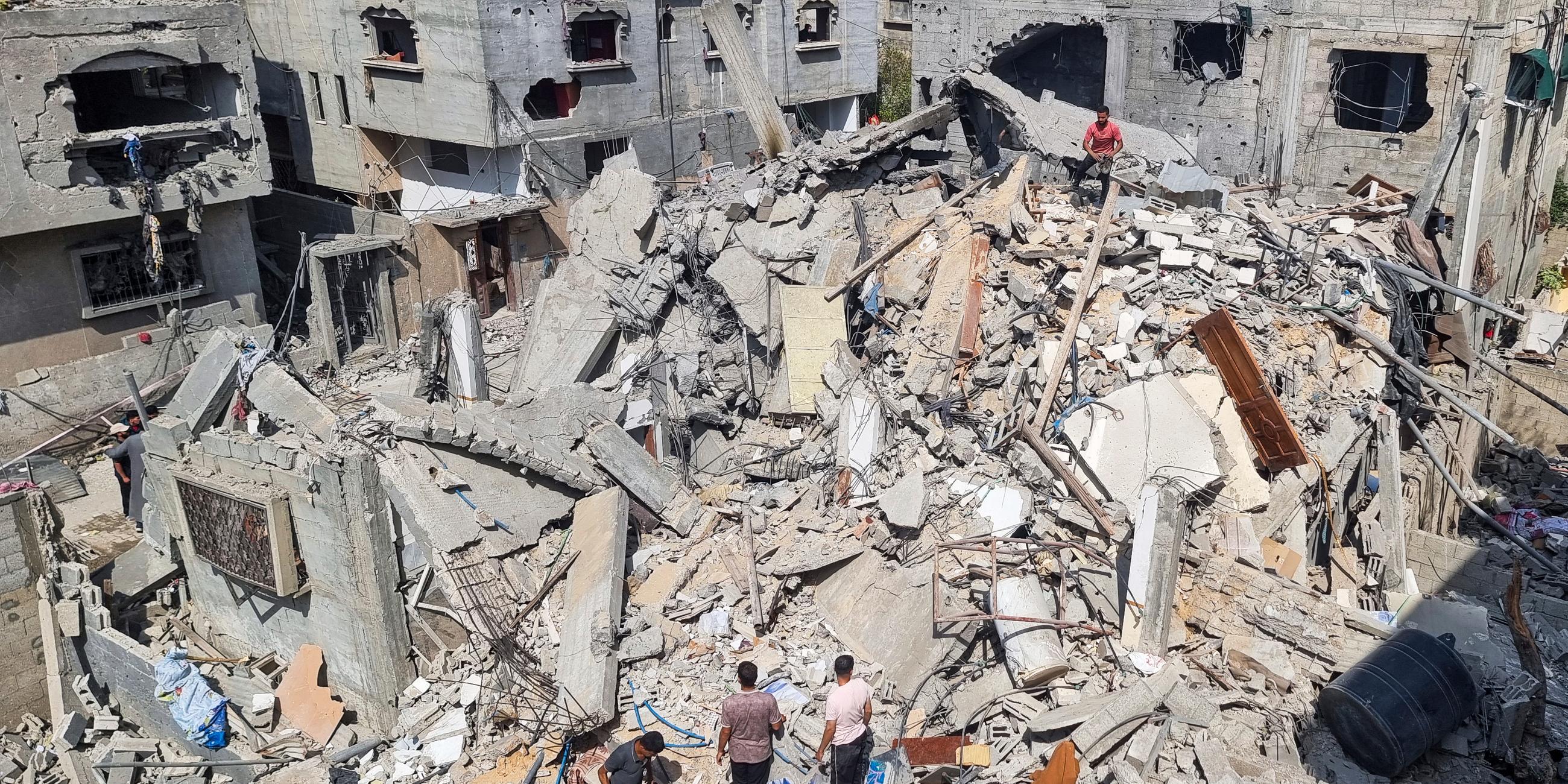 Palästinenser betrachten die Zerstörung nach einem israelischen Luftangriff in Rafah im Gazastreifen. 