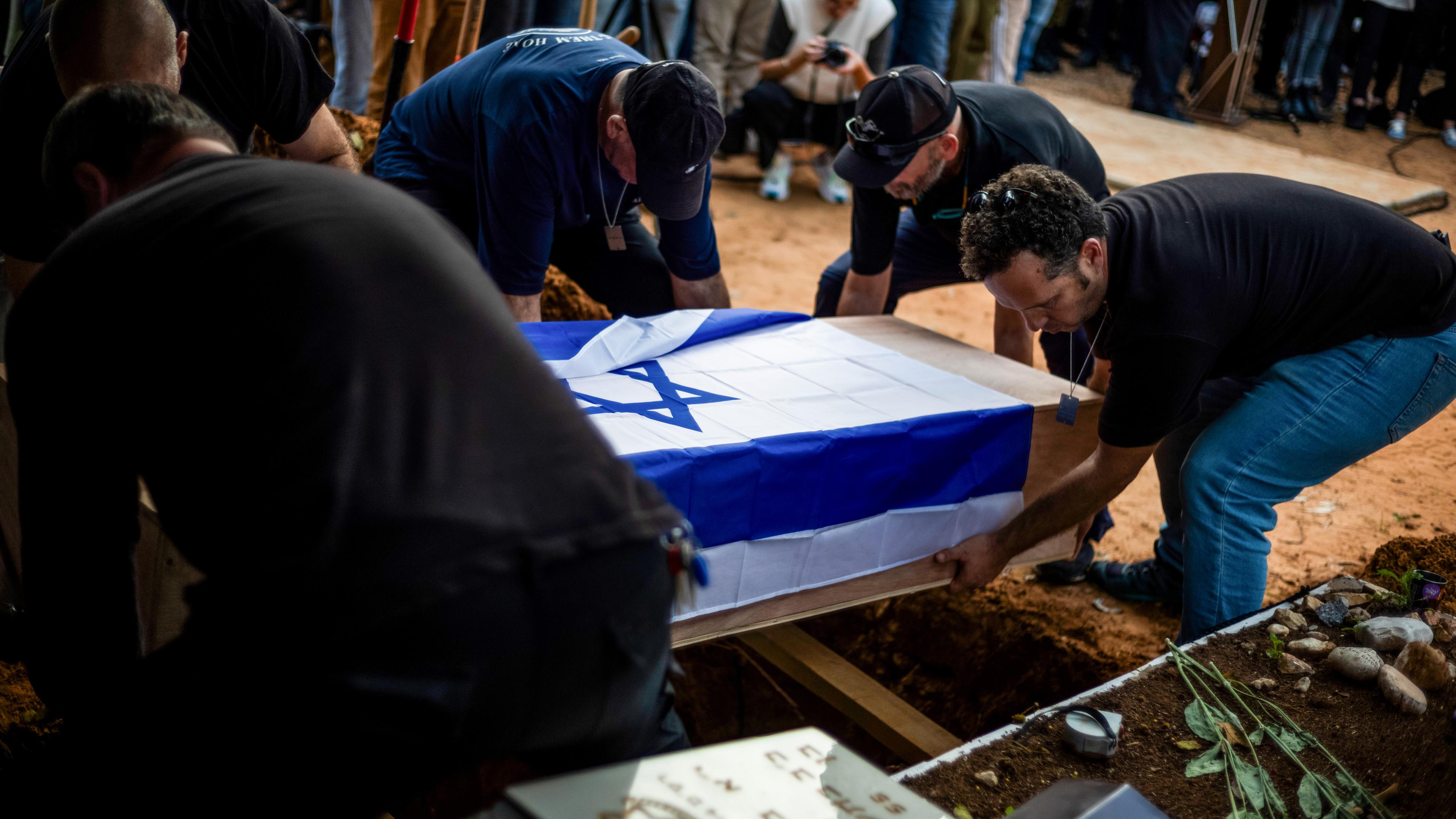Angehörige und Freunde nehmen an der Beerdigung einer der drei israelischen Geiseln teil, die irrtümlich durch Beschuss israelischer Soldaten getötet wurden.
