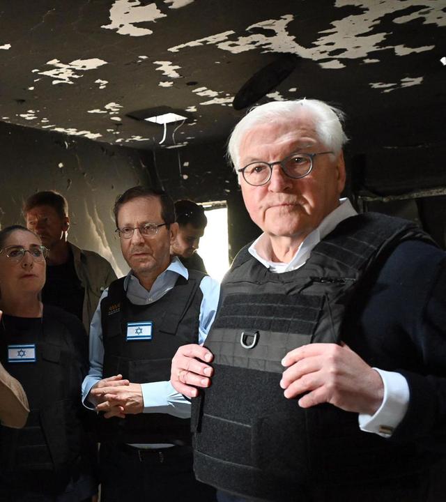 Israel, Kibbuz Beeri: Isaac Herzog, Präsident von Israel (M), zeigt Frank-Walter Steinmeier, Bundespräsident von Deutschland (r), und dessen Gattin Elke Büdenbender (l) die Schäden im Kibbuz Beeri nach dem Terrorangriff am 7. Oktober 2023.