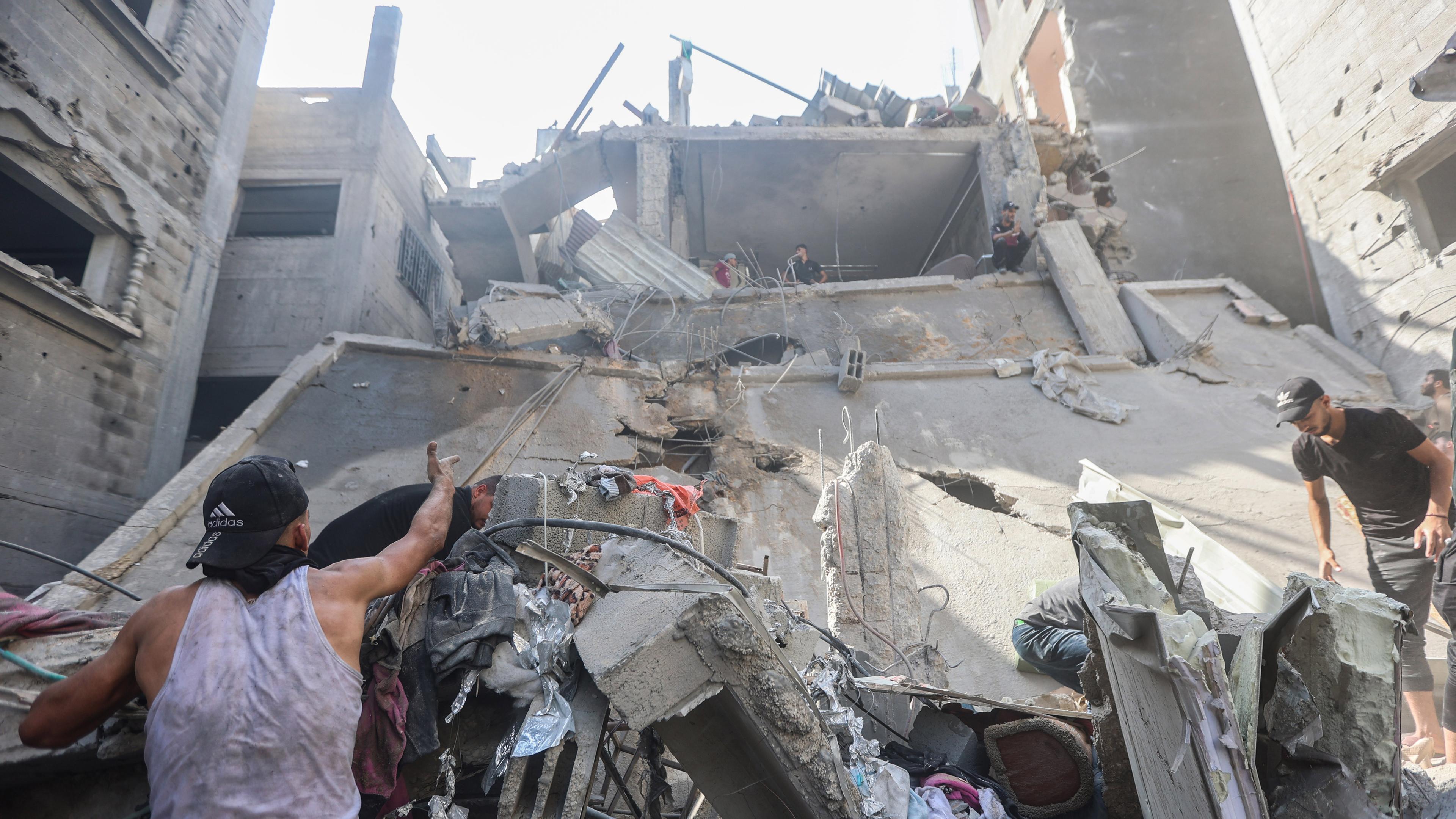  Palästinenser suchen nach Überlebenden in den Trümmern eines Gebäudes, das bei einem israelischen Luftangriff in Chan Junis im Gazastreifen getroffen wurde. 