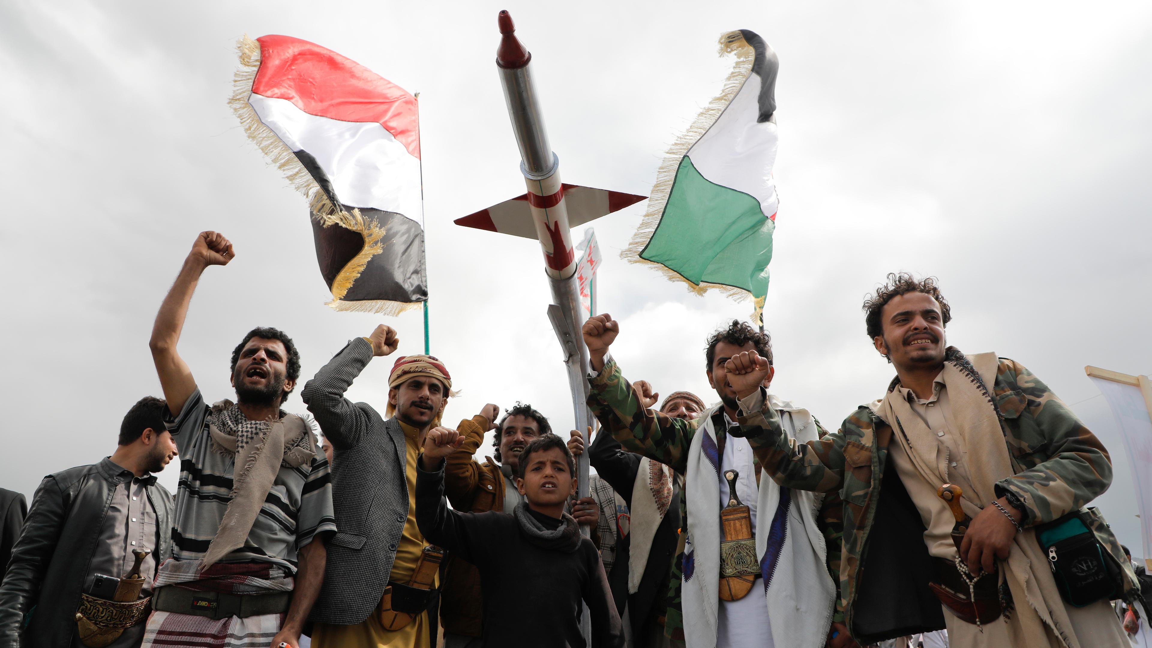Archiv: Anhänger der Huthi nehmen an einem Protest gegen die von den USA geführten Luftangriffe auf den Jemen und die israelische Offensive im Gazastreifen teil. 