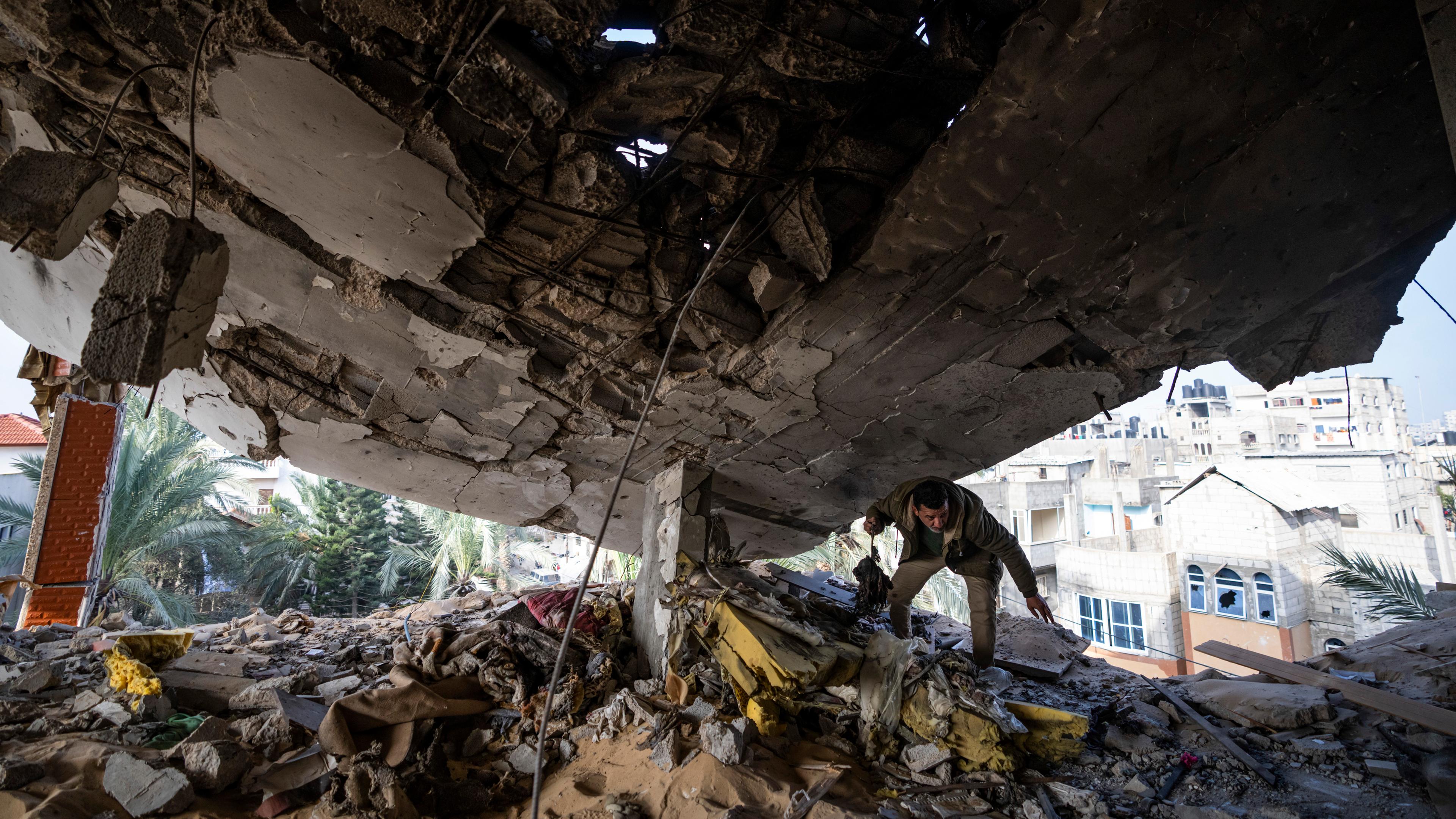 Palästinensische Gebiete, Rafah: Ein Palästinenser rettet seine Habseligkeiten nach einem israelischen Angriff.
