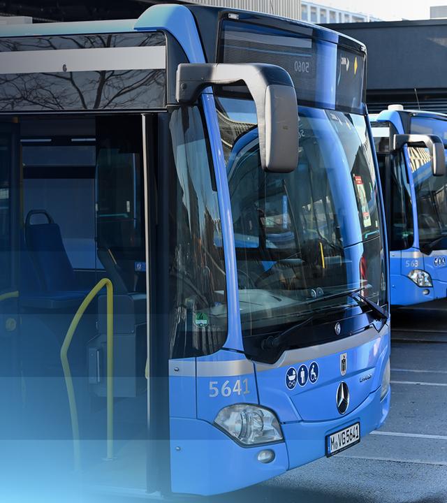 Drei Busse stehen still