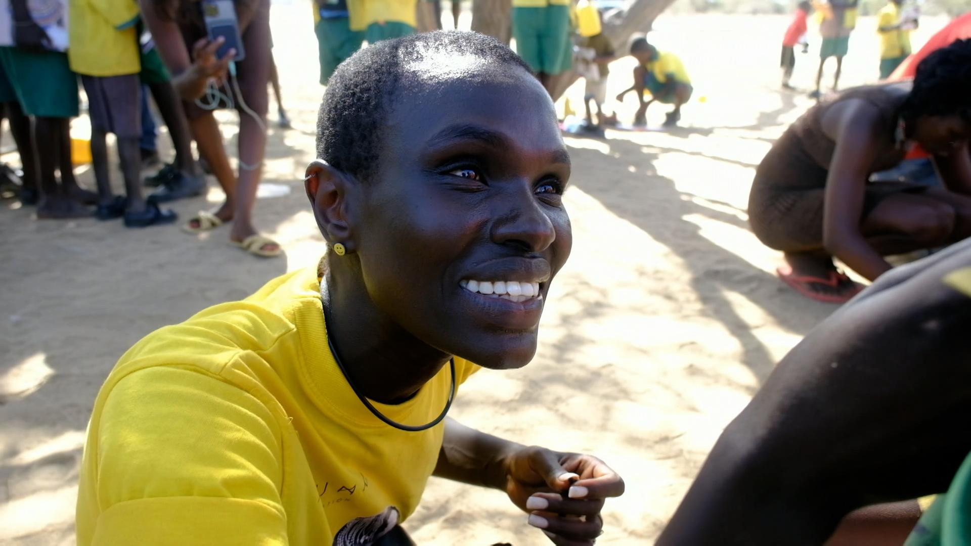 Ein Model aus Nairobe welches in die Kamera lacht