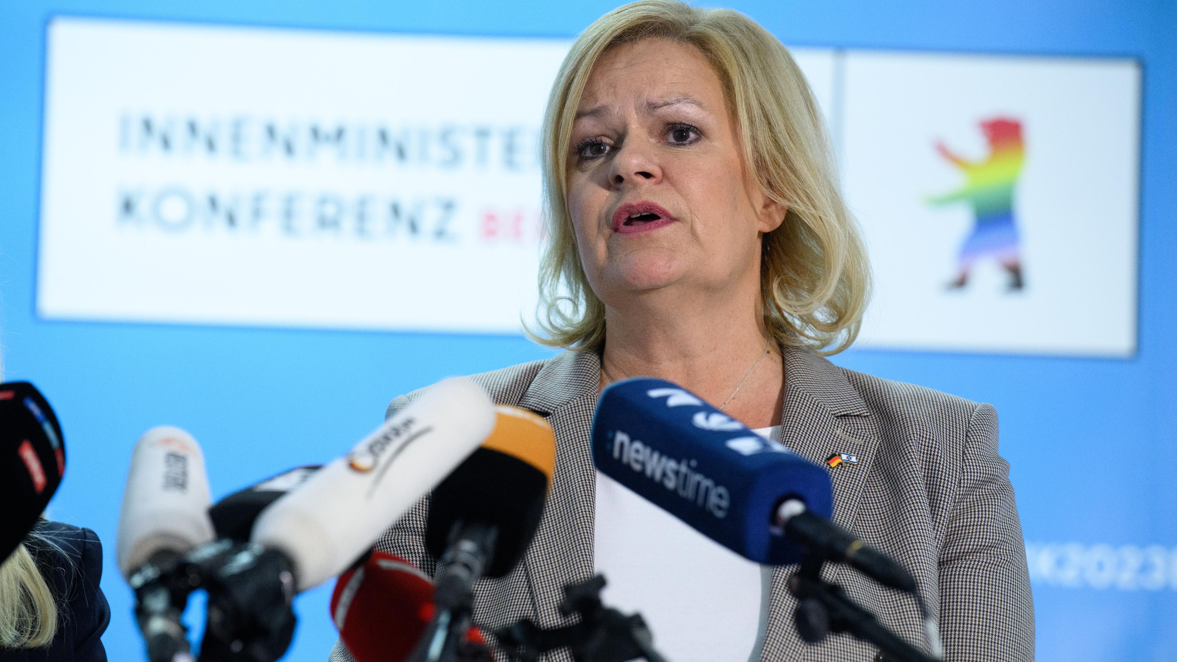Nancy Faeser (SPD), Bundesministerin für Inneres und Heimat, äußert sich bei einer Pressekonferenz in Berlin.