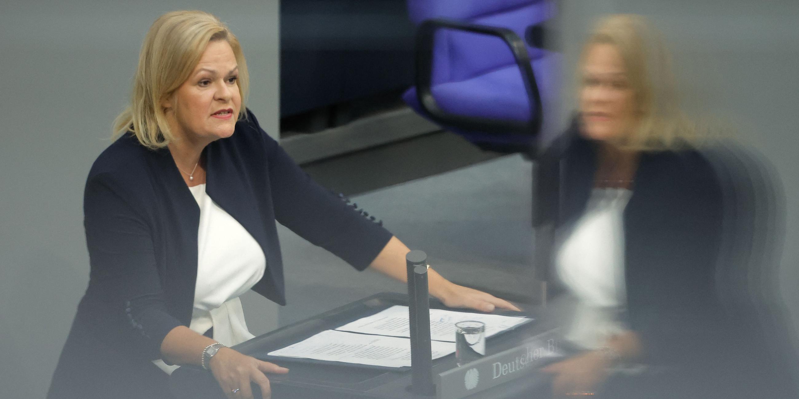 Die deutsche Innenministerin Nancy Faeser während einer Debatte im Bundestag am 22.09.2023.
