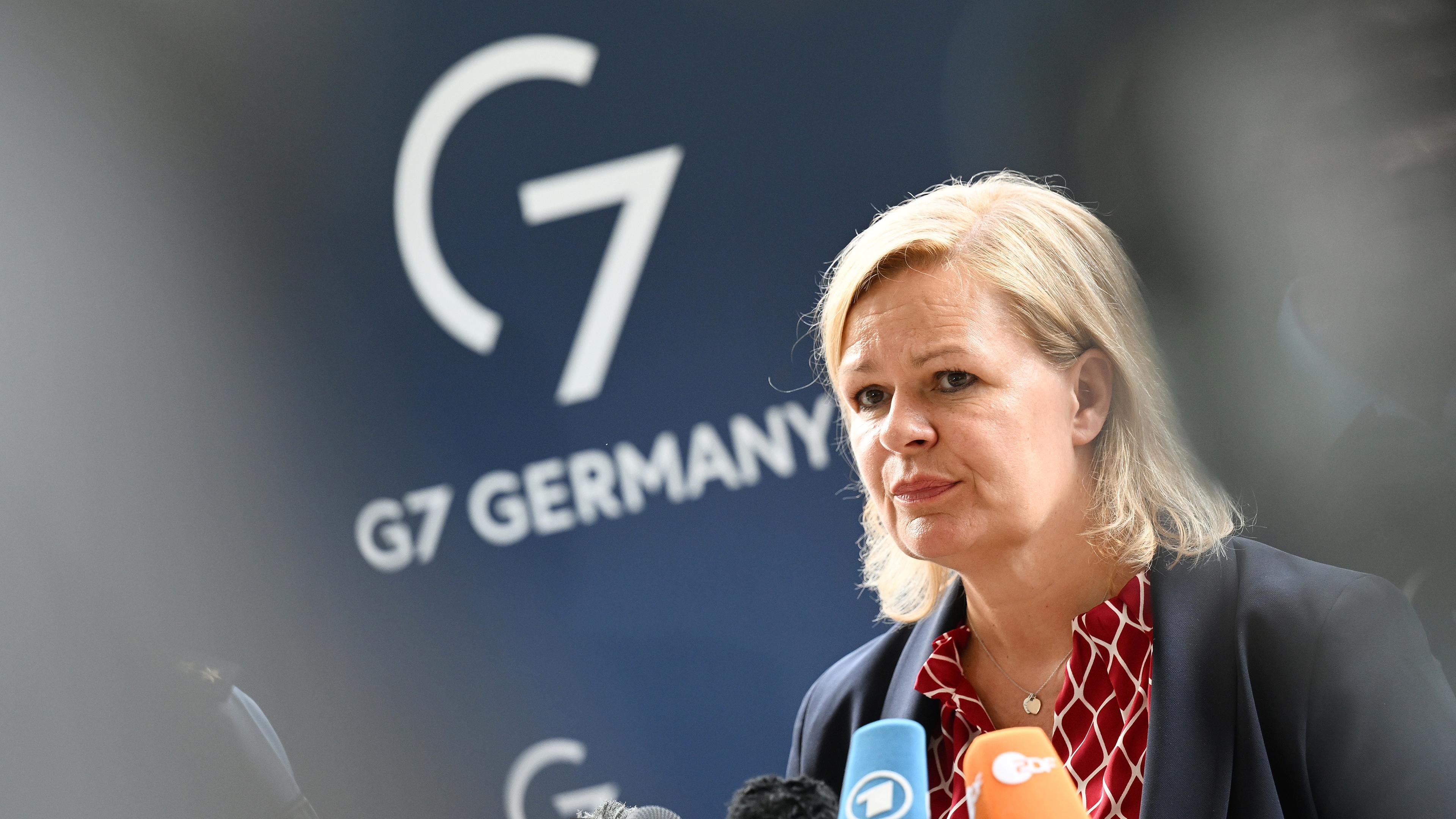 Bundesinnenministerin Nancy Faeser (SPD) gibt nach ihrem Besuch der Polizeiführung der Bundespolizei im Rahmen des G7 Gipfels 2022 ein Pressestatement in Garmisch-Partenkirchen am 20.06.2022.