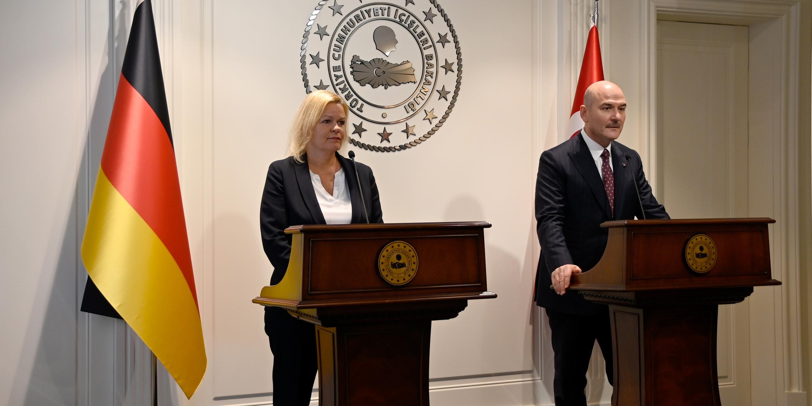 Türkei, Ankara: Bundesinnenministerin Nancy Faeser (l) und der türkische Innenminister Süleyman Soylu sprechen bei einer Pressekonferenz.